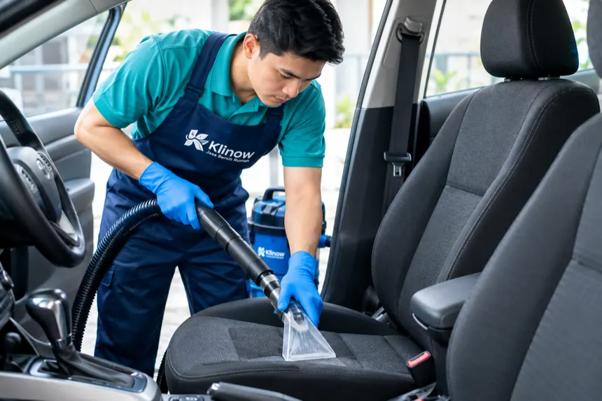 Petugas Klinow membersihkan jok dan interior mobil dengan extraction cleaner